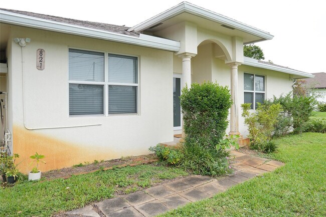 Building Photo - 821 SW 13th Ct