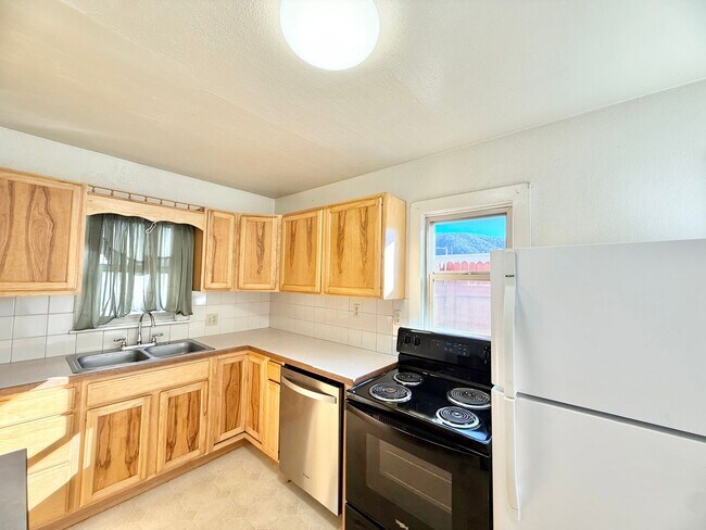 Building Photo - Move in ready home on S Park