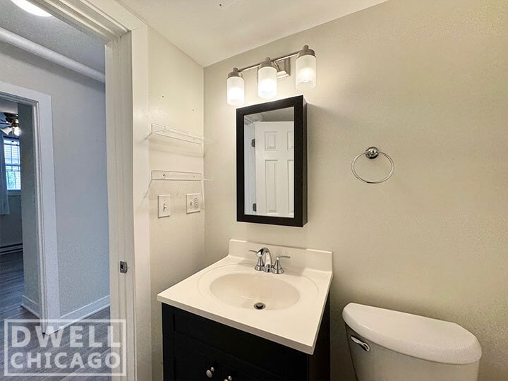 Building Photo - 730 W Roscoe St