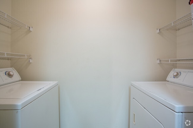 2BR, 2BA - 962 SF - Brookfield