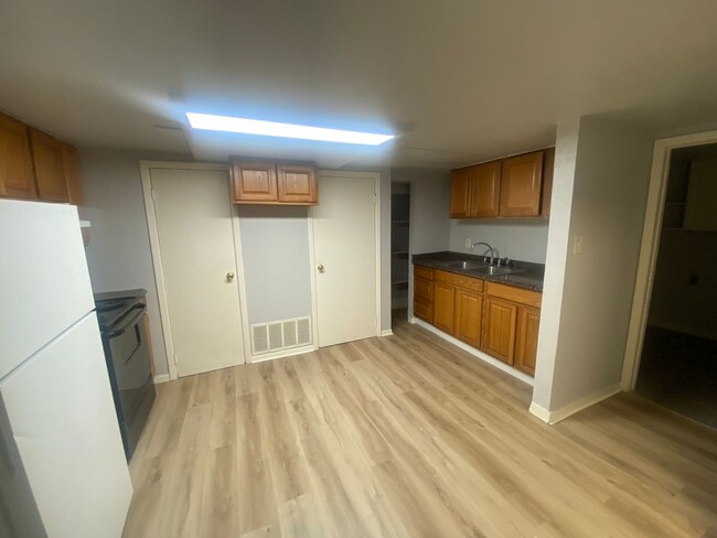 Building Photo - Commerce City Basement Apartment