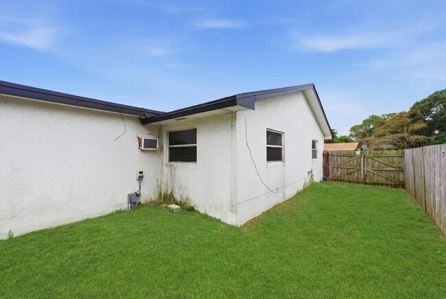 Building Photo - 3847 Roan Ct E