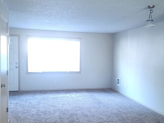 Building Photo - 1ST  FULL  MONTH'S  RENT   FREE  Pet-friendly Townhouse Near Parks and Downtown Newberg - Showing...