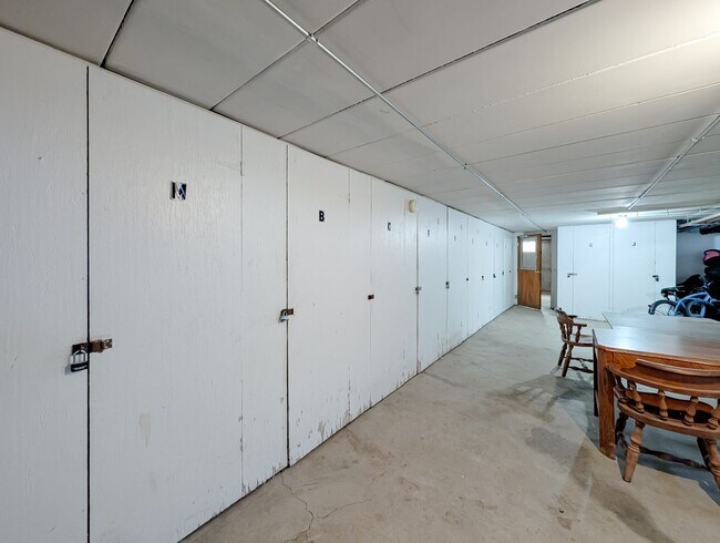 Building Photo - 724 N Western Ave