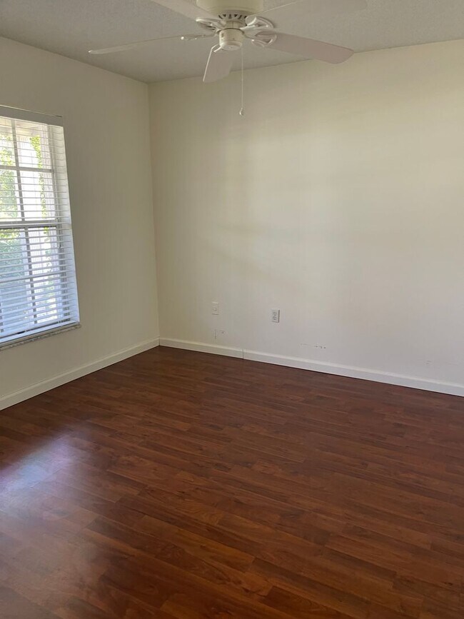 Building Photo - Spacious 3  Bedroom plus Den 3.5 baths 2 c...