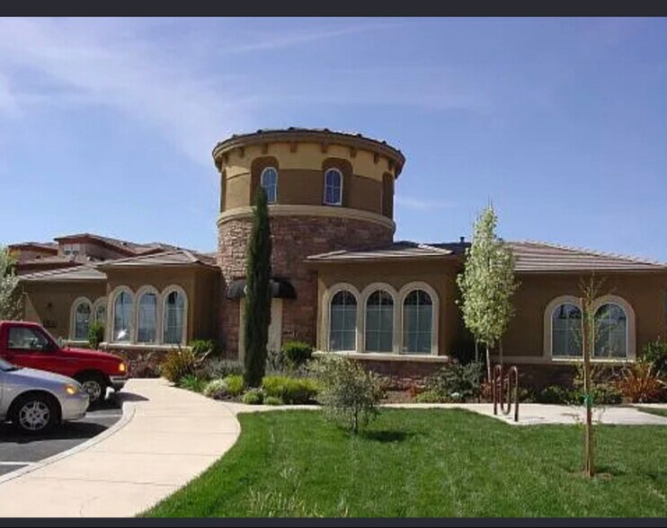 Building Photo - 1900 Danbrook Dr