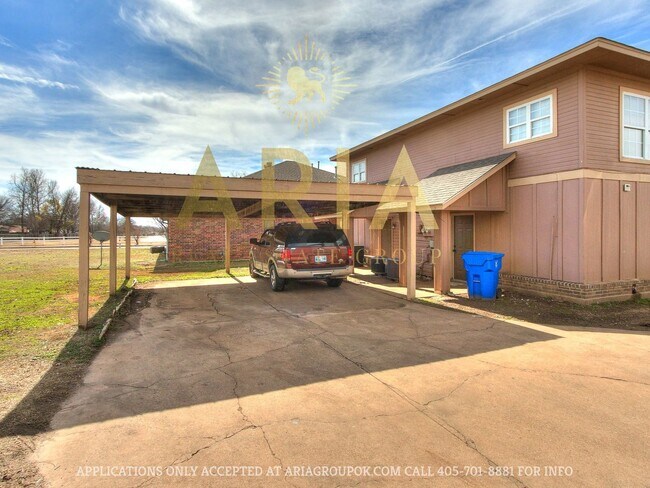 Building Photo - *639-641 Welston Cr.