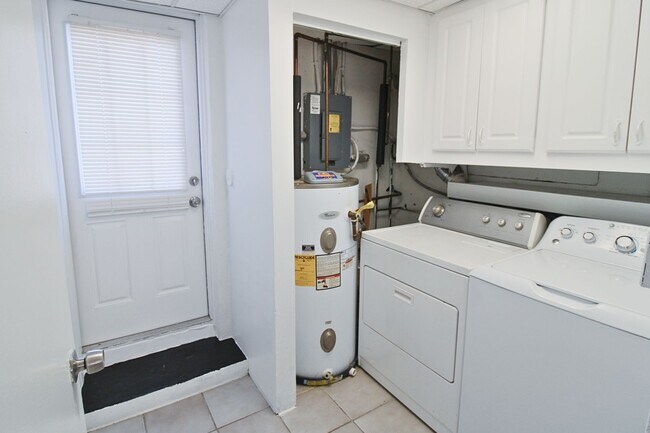 Building Photo - Newly Renovated 3 Bed, 2 Bath Home w/ Huge Fenced Yard