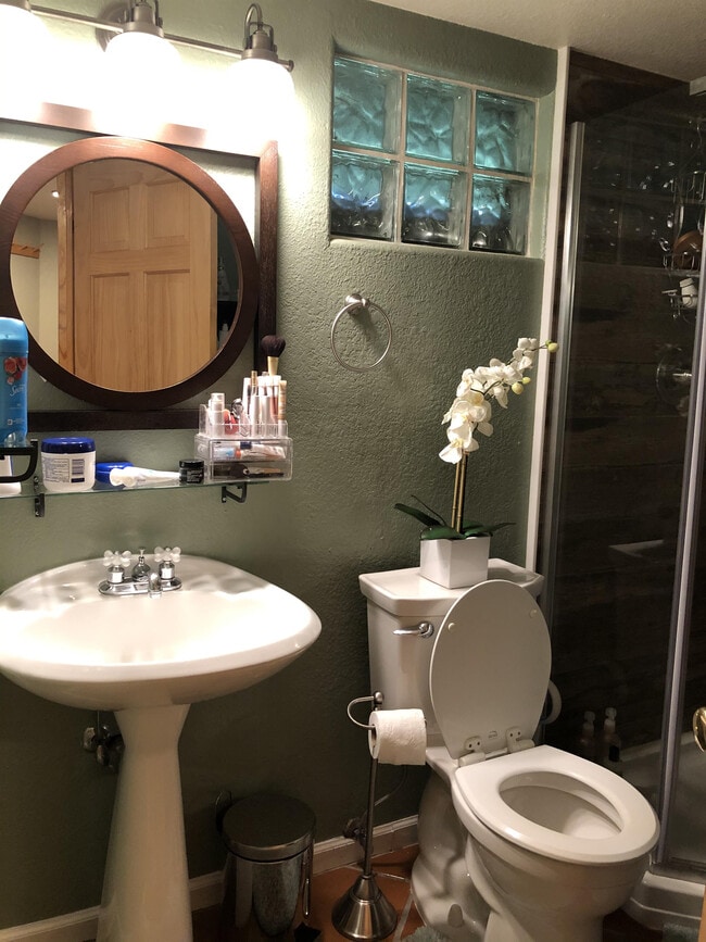 Building Photo - 1015 Forest Ave