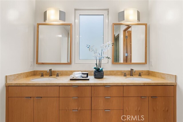 Building Photo - 1554 E Oceanfront