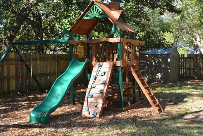 Building Photo - 260 Dominica Cir W