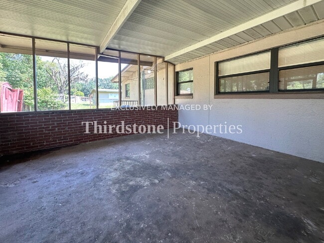 Building Photo - 1038 La Marche Dr