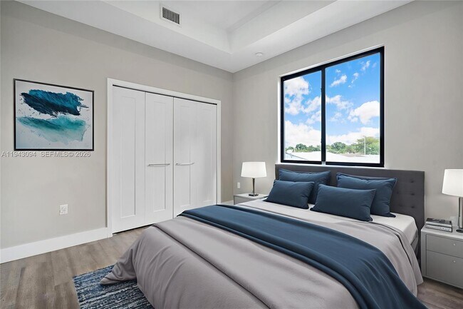 Building Photo - 444 E 16th St