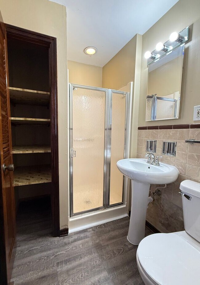 Building Photo - Spacious 4 Bedroom Home + Garage, Fenced Backyard & Bonus Lower Level