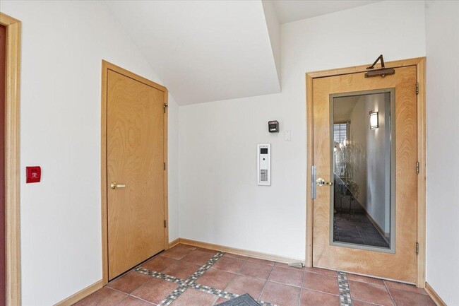 Building Photo - 1140 E Dayton St