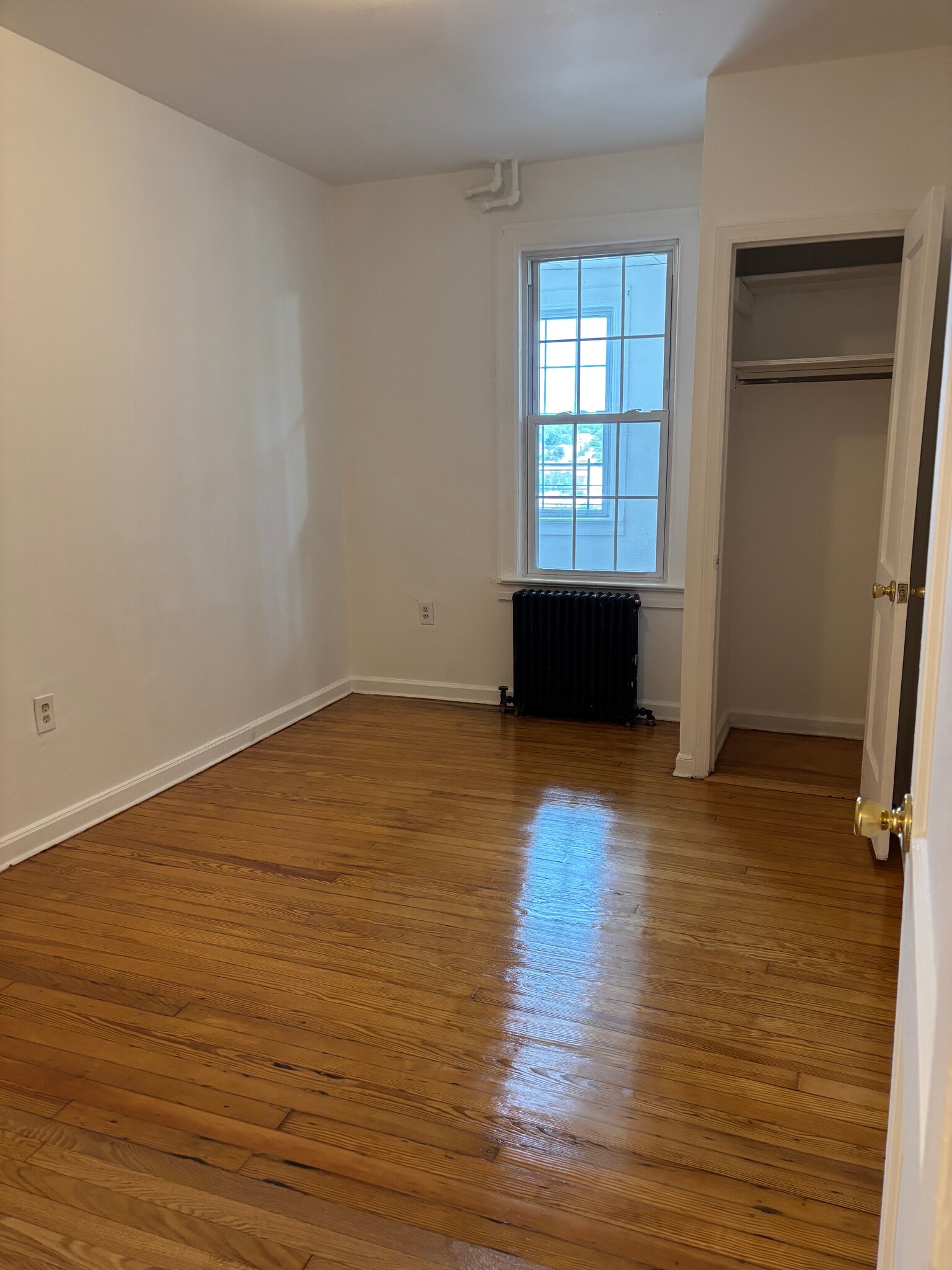 Primary bedroom with large closet - 240 Sommerville Pl