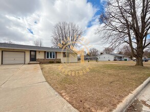 Building Photo - 2-Bedroom Duplex in Green Bay – Spacious Y...