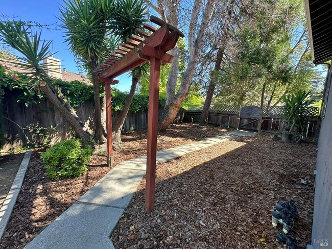 Building Photo - 768 Rose Dr