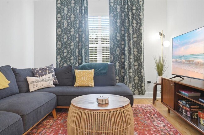 Building Photo - 1408 E Ridgewood St