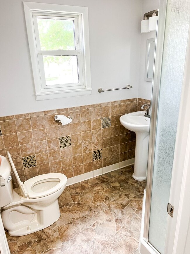 Building Photo - 3 BED, 2 BATH SPACIOUS HOUSE IN ST JOSEPH ...