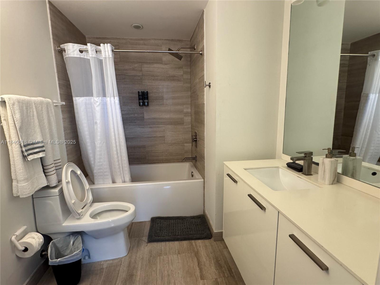 Building Photo - 1300 Brickell Bay Dr