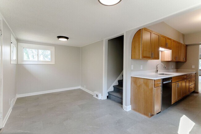 Building Photo - Updated 5 bedroom 2 bath single family house