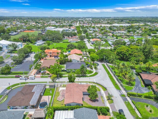 Building Photo - 4400 SW 89th Ave