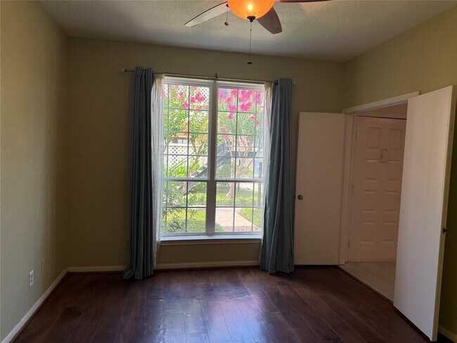 Building Photo - 2121 El Paseo St