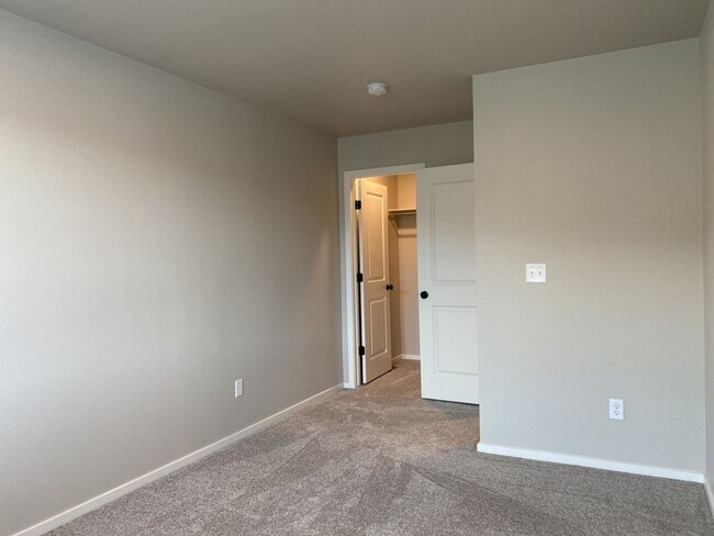 Building Photo - Stunning Townhome in Northridge Trails