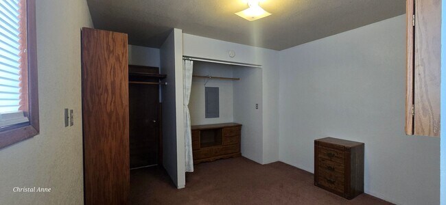 Building Photo - Room for rent with private entrance