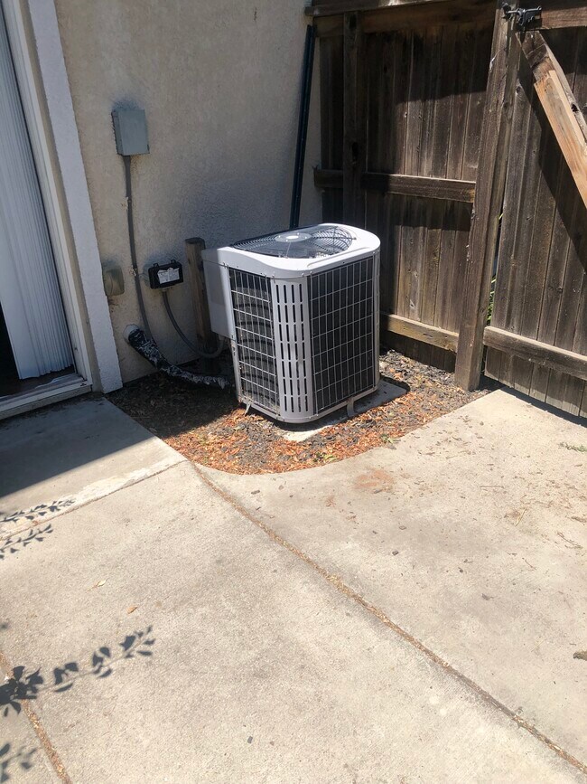 Building Photo - 10640 Siskiyou Ln