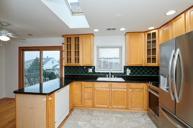 Building Photo - 6780 W Forest Preserve Dr