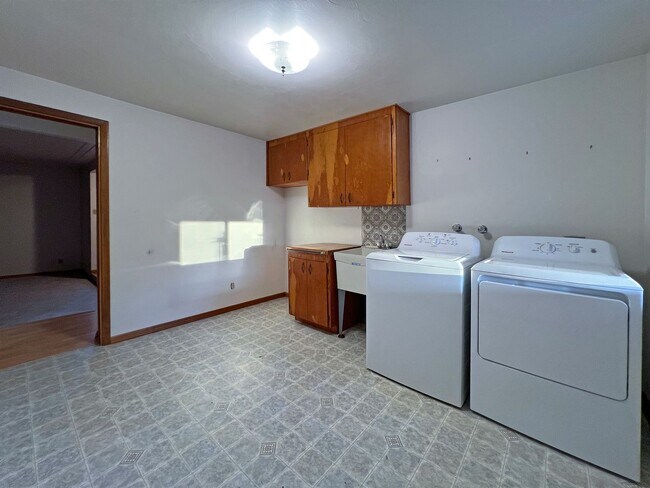 Building Photo - Rental ranch rambler - 3 bed, 2.5 bath, 2 ...