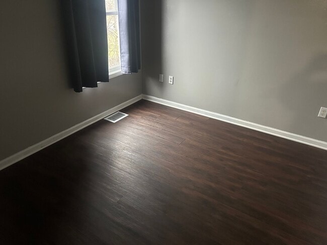 Building Photo - 4 Bedroom House