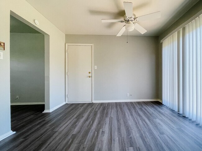 Building Photo - 8200 & 8202 W Butternut Rd