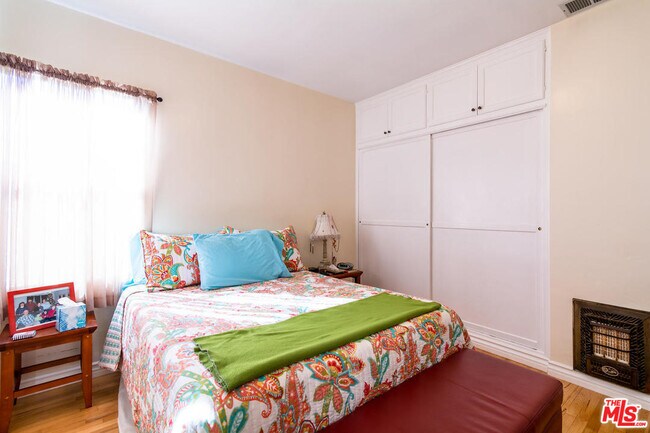 Building Photo - 2431 Walgrove Ave