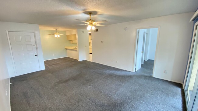 Building Photo - Move In Special! 1 Bed 1 Bath Condo - Pric...