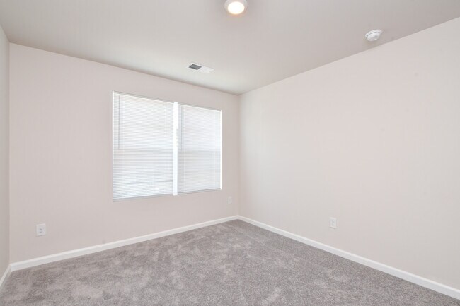 Building Photo - 18 Twiggs Ln