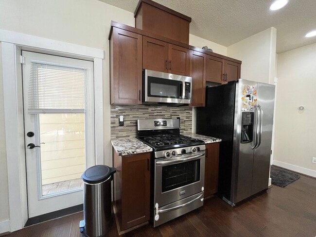 Building Photo - Lovely 3 Bed + 2.5 Bath in Bethany Creek F...