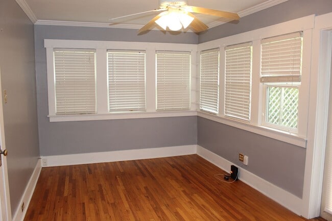 Building Photo - Charming bungalow with bonus office or Art...