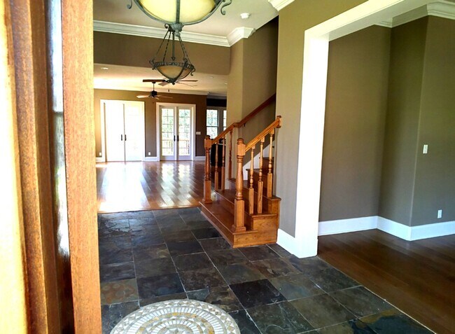 Building Photo - 4 Bedroom Luxury Townhome - Great Location
