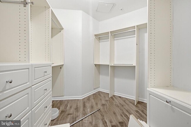 Building Photo - 301 Carson Terrace