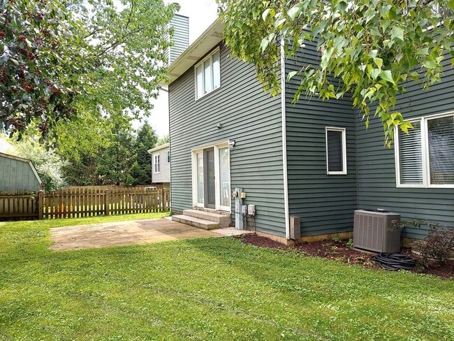 Building Photo - 2304 Nottingham Dr