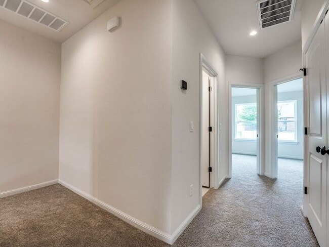 Building Photo - Luxury, Zero Maintenance Living Townhome