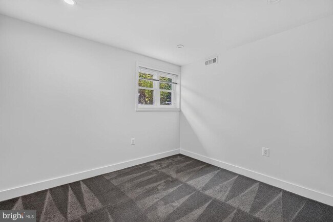 Building Photo - 1604 Martha Terrace