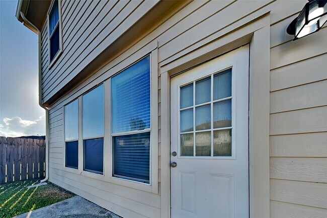 Building Photo - 12115 Carriage Oak Cir