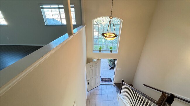 Building Photo - 914 Crestmont Trail Dr