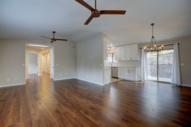 Building Photo - 3 bedroom, 2 bathroom home in Forest Hylands!