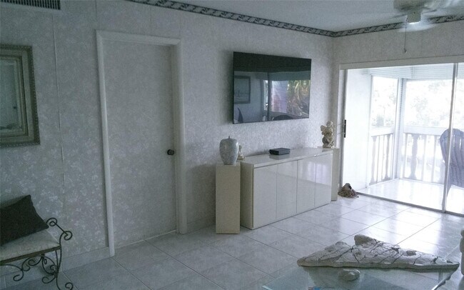 Building Photo - 460 Paradise Isle Blvd