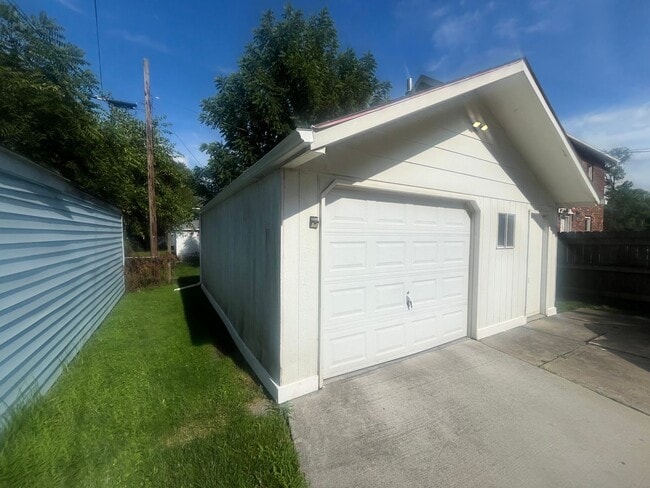 Building Photo - Charming 3BR House in Toledo
